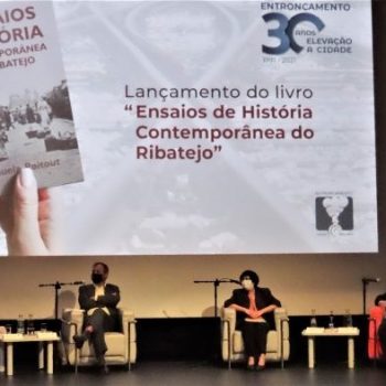 O painel da apresentação do livro de ensaios de Manuela Poitout (2)