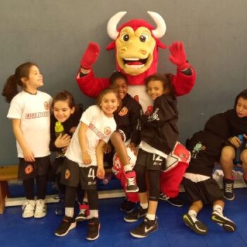 Atletas do Casal do Grilo com a Mascote da Associação de Basquetebol de Santarem