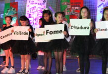 Agrupamento de Escolas da Barquinha celebrou 25 de abril num pavilhão cheio