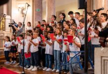 Pedro Dyonysyo e 50 alunos de escolas de todo país na Assembleia da República.