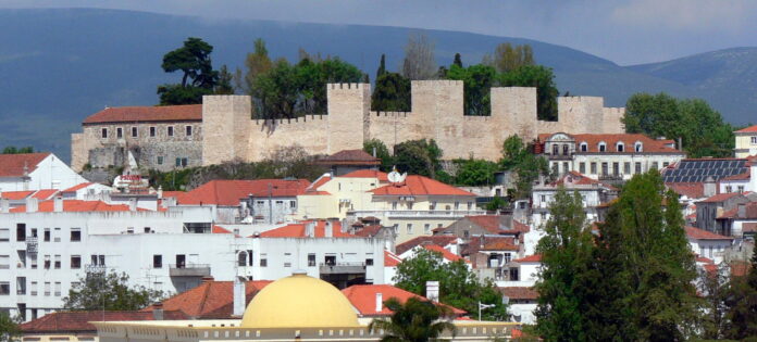 Castelo_de_Torres_Novas_(cropped)