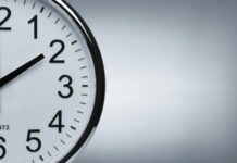 Mudança de hora volta este domingo: porque continuamos a ajustar os relógios em 2026?