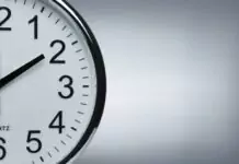 Relógios atrasam uma hora na madrugada deste domingo